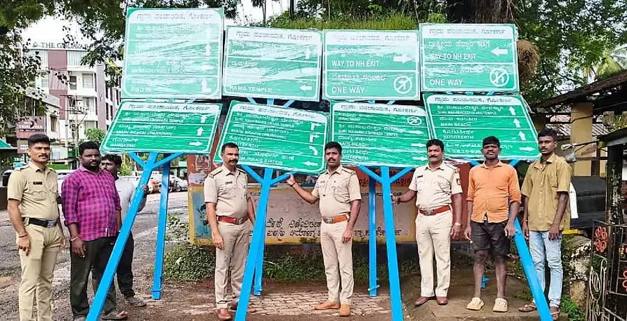 Gokarna : पर्यटकों के लिए सूचना बोर्ड लगाना और ट्रैफिक मैनेजमेंट Gokarna : पर्यटकों के लिए सूचना बोर्ड लगाना और ट्रैफिक मैनेजमेंट