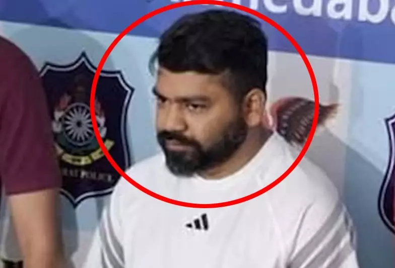 सरकारी नौकरी दिलाने के नाम पर करोड़ों की ठगी, खुद को इनकम टैक्स अफसर बताकर बनाया निशाना सरकारी नौकरी दिलाने के नाम पर करोड़ों की ठगी, खुद को इनकम टैक्स अफसर बताकर बनाया निशाना