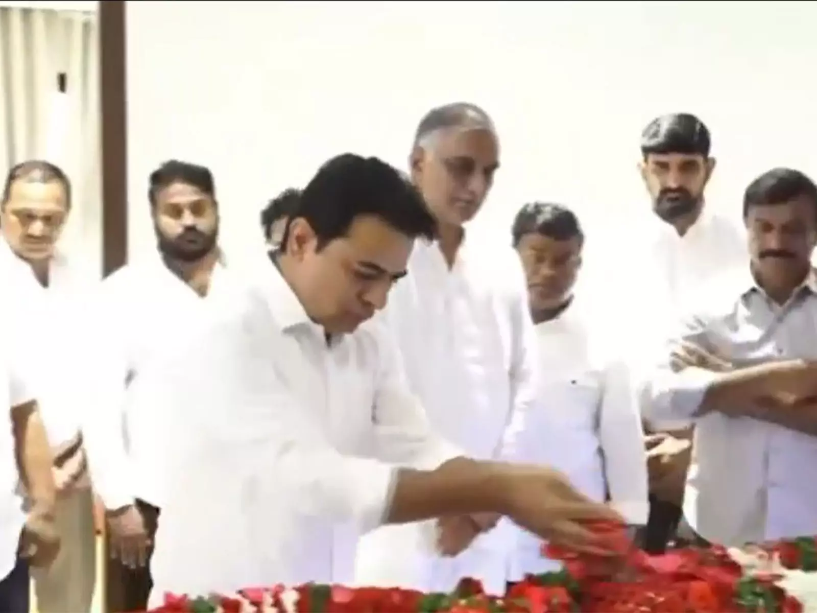 KTR ने BRS विधायक हरीश राव के दिवंगत पिता को दी श्रद्धांजलि KTR ने BRS विधायक हरीश राव के दिवंगत पिता को दी श्रद्धांजलि