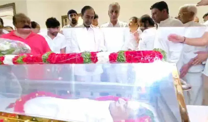 KCR ने हरीश राव के पिता सत्यनारायण राव को पुष्पांजलि अर्पित की KCR ने हरीश राव के पिता सत्यनारायण राव को पुष्पांजलि अर्पित की