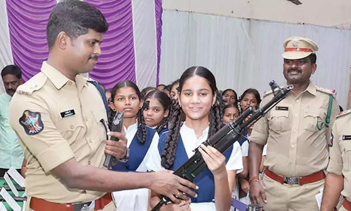 Andhra: छात्रों में हथियारों के प्रति जागरूकता पैदा की गई Andhra: छात्रों में हथियारों के प्रति जागरूकता पैदा की गई