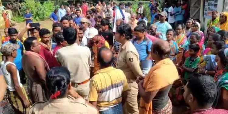 वन रक्षक द्वारा बुजुर्ग महिला पर हमला करने के बाद तनाव बढ़ा वन रक्षक द्वारा बुजुर्ग महिला पर हमला करने के बाद तनाव बढ़ा