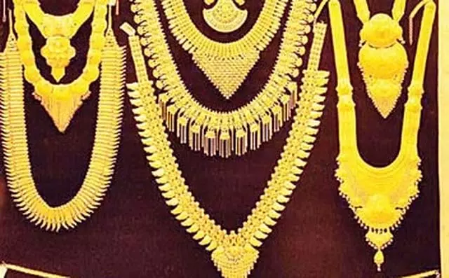 Tamil Nadu : सोने की कीमतों में एक ही दिन में 3,000 रुपये की गिरावट Tamil Nadu : सोने की कीमतों में एक ही दिन में 3,000 रुपये की गिरावट