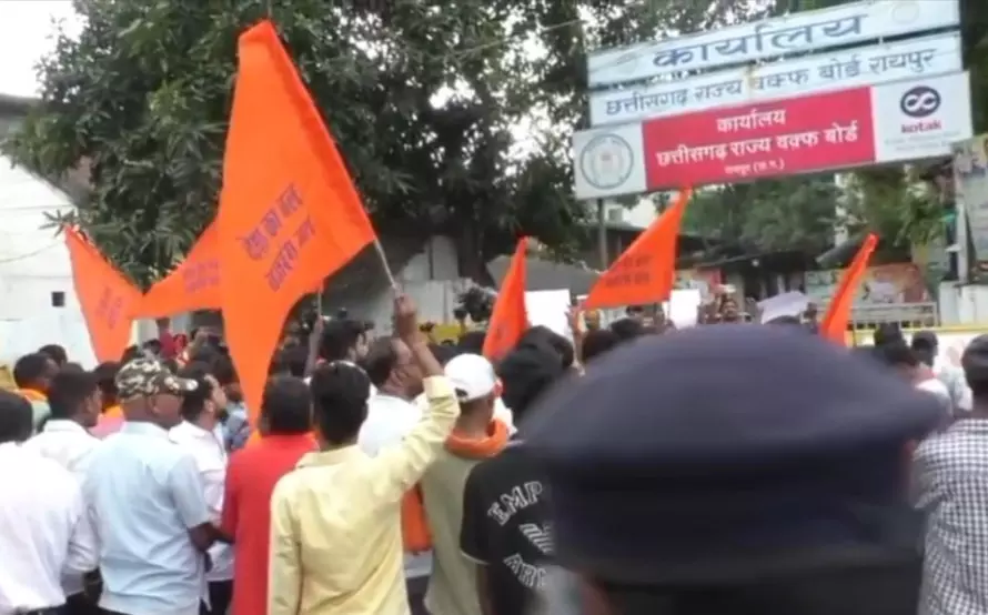 बजरंग दल ने वक्फ बोर्ड दफ्तर के सामने किया हनुमान चालीसा का पाठ बजरंग दल ने वक्फ बोर्ड दफ्तर के सामने किया हनुमान चालीसा का पाठ