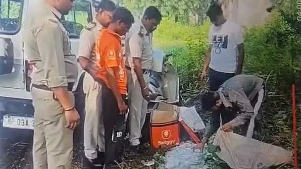 MP : स्विगी डिलीवरी बॉय बनकर घूम रहा आदमी 300 से ज़्यादा अवैध शराब की बोतलों के साथ पकड़ा MP : स्विगी डिलीवरी बॉय बनकर घूम रहा आदमी 300 से ज़्यादा अवैध शराब की बोतलों के साथ पकड़ा