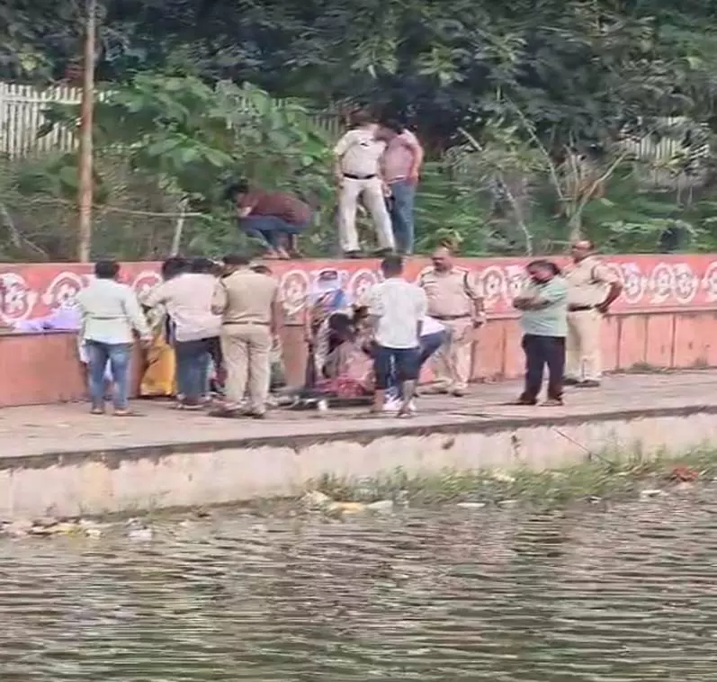 रायपुर के खो-खो तालाब में मिली युवती की लाश, देखें VIDEO... रायपुर के खो-खो तालाब में मिली युवती की लाश, देखें VIDEO...