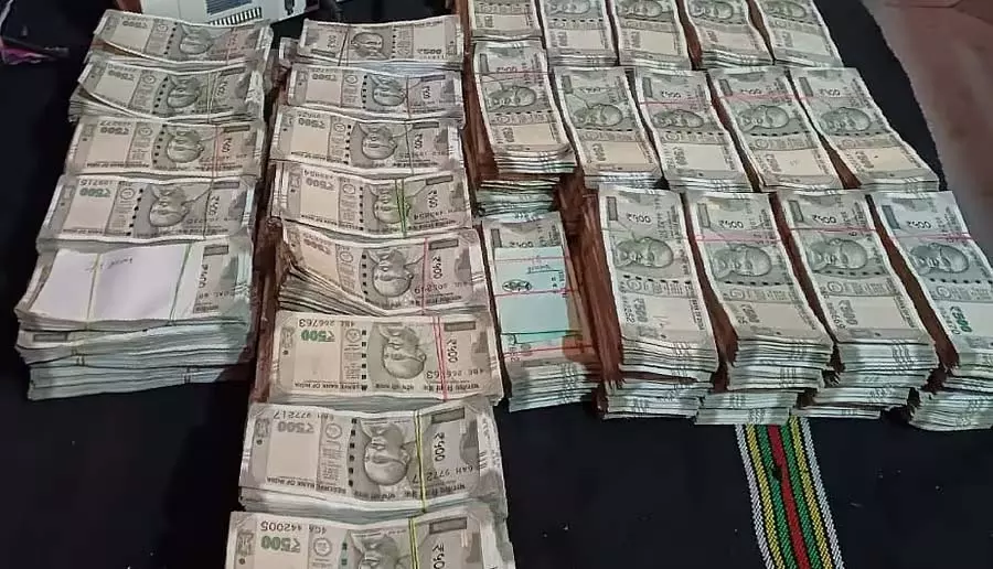Karnataka : बिना डॉक्यूमेंट्स के एक प्राइवेट बस में ले जाते समय ₹99.99 लाख ज़ब्त किए गए Karnataka : बिना डॉक्यूमेंट्स के एक प्राइवेट बस में ले जाते समय ₹99.99 लाख ज़ब्त किए गए