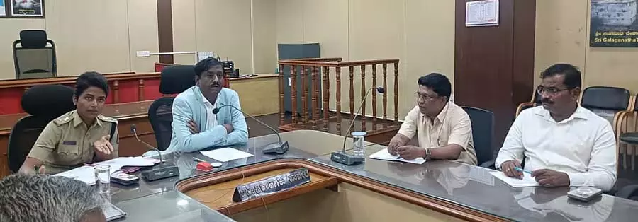ऑनलाइन ड्रग तस्करी पर नज़र रखें: District Collector ऑनलाइन ड्रग तस्करी पर नज़र रखें: District Collector
