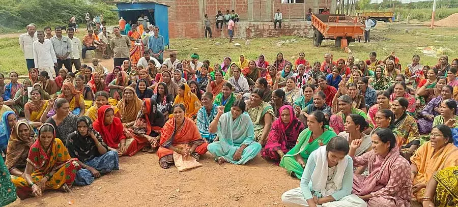 काम करने वाले मज़दूरों को पेमेंट देने की मांग को लेकर विरोध प्रदर्शन: मांग पूरी हुई काम करने वाले मज़दूरों को पेमेंट देने की मांग को लेकर विरोध प्रदर्शन: मांग पूरी हुई