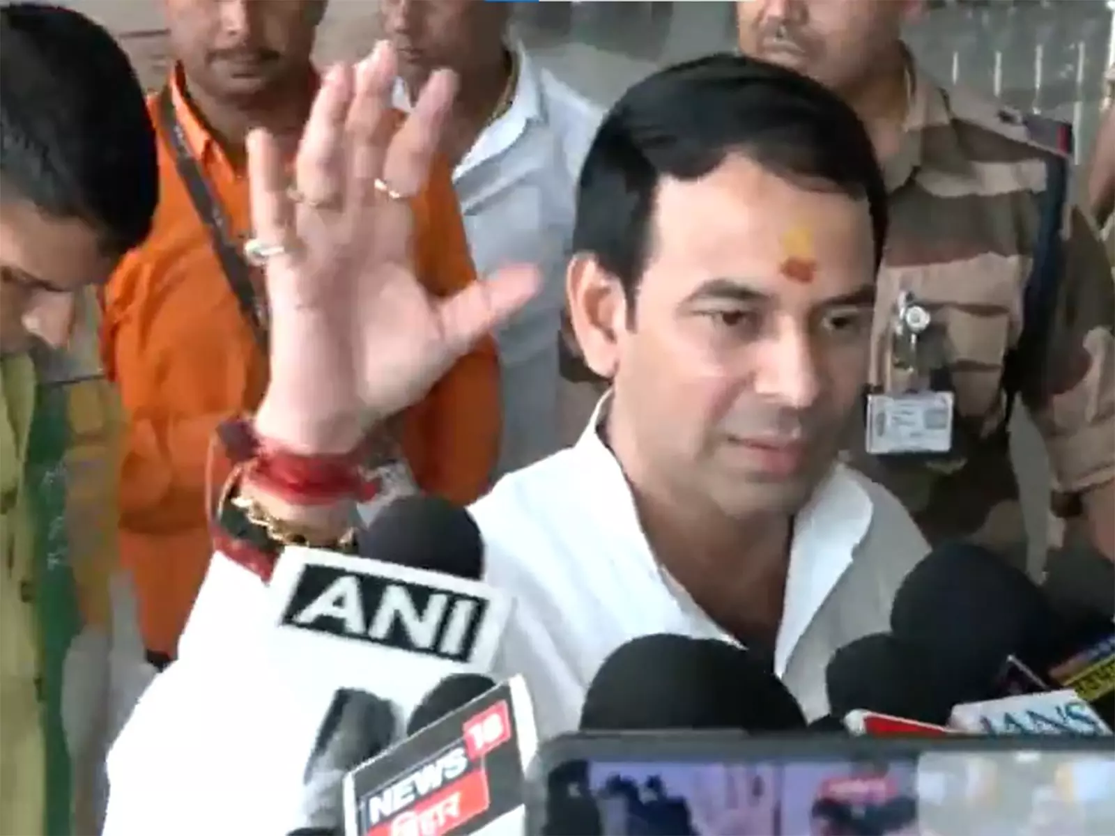 तेजस्वी, राहुल को लालू जी सलाह दे रहे हैं, मैं नहीं: तेज प्रताप यादव तेजस्वी, राहुल को लालू जी सलाह दे रहे हैं, मैं नहीं: तेज प्रताप यादव