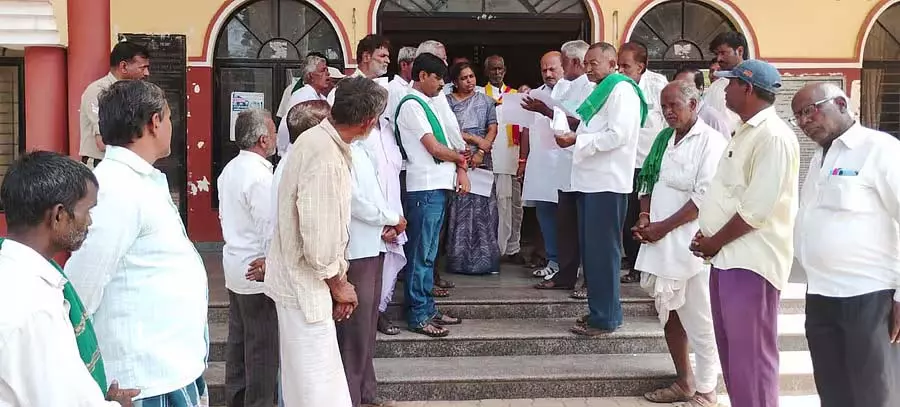 Mundargi : किसानों ने लोबिया खरीद केंद्र शुरू करने की मांग की Mundargi : किसानों ने लोबिया खरीद केंद्र शुरू करने की मांग की