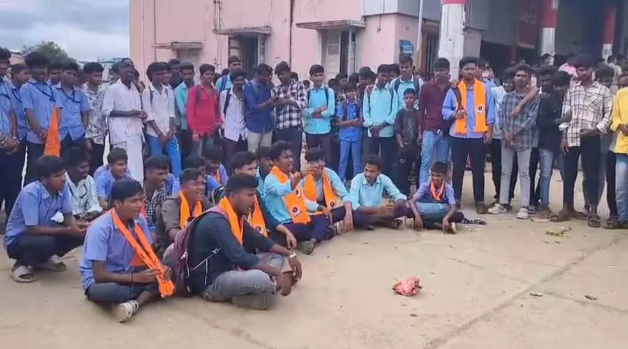 Shirahatti : ट्रांसपोर्ट सुविधाओं की मांग को लेकर बस स्टेशन बंद कर दिया गया Shirahatti : ट्रांसपोर्ट सुविधाओं की मांग को लेकर बस स्टेशन बंद कर दिया गया