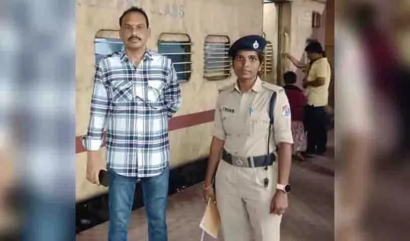 RPF महिला कांस्टेबल ने काचीगुडा रेलवे स्टेशन पर यात्री की जान बचाई RPF महिला कांस्टेबल ने काचीगुडा रेलवे स्टेशन पर यात्री की जान बचाई