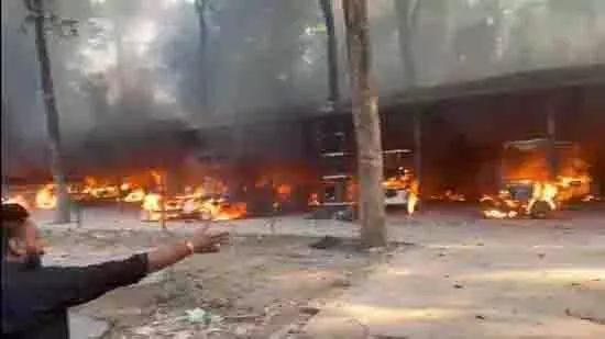 Chhatbir चिड़ियाघर में आग लगने से 18 ई-रिक्शा जलकर खाक Chhatbir चिड़ियाघर में आग लगने से 18 ई-रिक्शा जलकर खाक