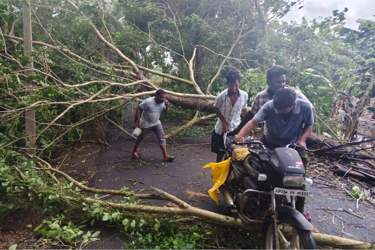 Cyclone Montha: आंध्र में शाम 7 बजे से राष्ट्रीय राजमार्गों पर भारी वाहनों पर रोक Cyclone Montha: आंध्र में शाम 7 बजे से राष्ट्रीय राजमार्गों पर भारी वाहनों पर रोक