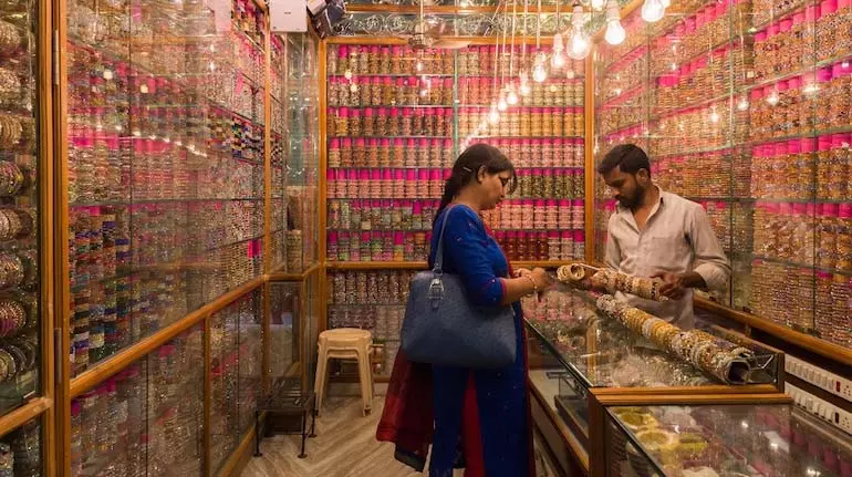 Festive sales मजबूत उपभोक्ता विश्वास और ग्रामीण पुनरुद्धार का संकेत देती है Festive sales मजबूत उपभोक्ता विश्वास और ग्रामीण पुनरुद्धार का संकेत देती है