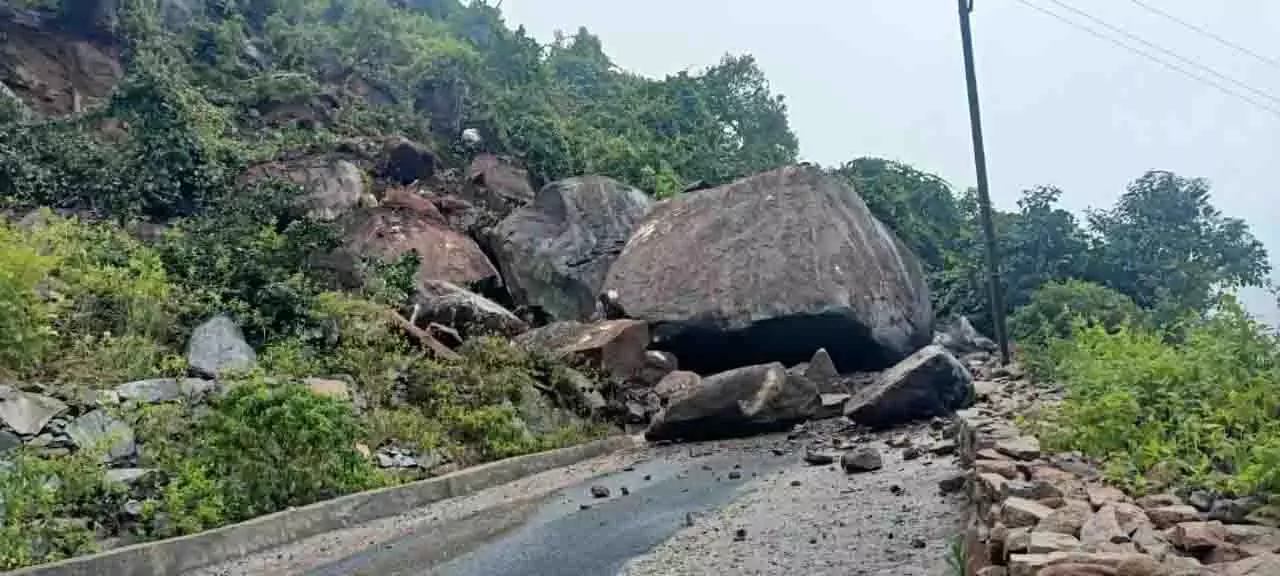 चक्रवात मोंथा: Odisha के गजपति में भूस्खलन से प्रमुख मार्ग बाधित चक्रवात मोंथा: Odisha के गजपति में भूस्खलन से प्रमुख मार्ग बाधित