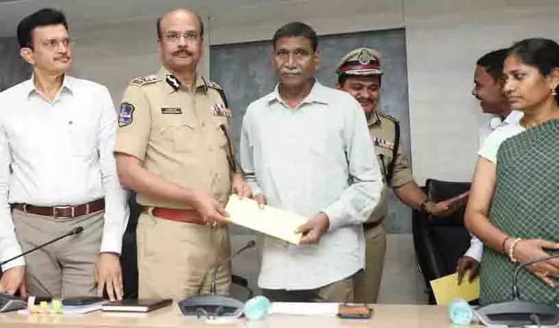 दो वरिष्ठ माओवादी नेताओं ने तेलंगाना DGP के समक्ष आत्मसमर्पण किया दो वरिष्ठ माओवादी नेताओं ने तेलंगाना DGP के समक्ष आत्मसमर्पण किया