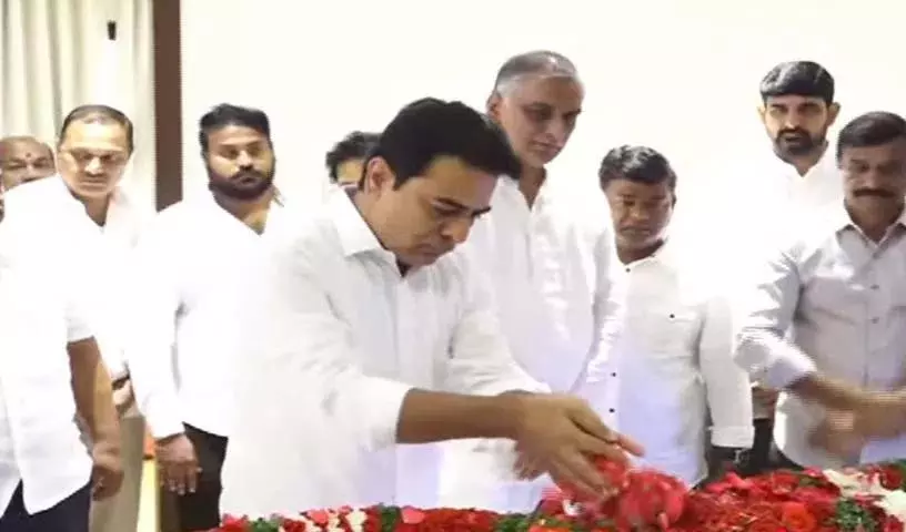 KTR ने सत्यनारायण राव के पार्थिव शरीर पर श्रद्धांजलि अर्पित की KTR ने सत्यनारायण राव के पार्थिव शरीर पर श्रद्धांजलि अर्पित की