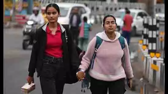 उत्तर प्रदेश में बेमौसम बारिश, लोगों को ठंड का अनुभव उत्तर प्रदेश में बेमौसम बारिश, लोगों को ठंड का अनुभव