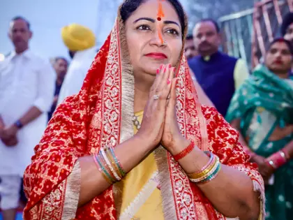 दिल्ली: CM रेखा गुप्ता ने श्रद्धालुओं के साथ छठ पूजा की रस्में निभाईं दिल्ली: CM रेखा गुप्ता ने श्रद्धालुओं के साथ छठ पूजा की रस्में निभाईं