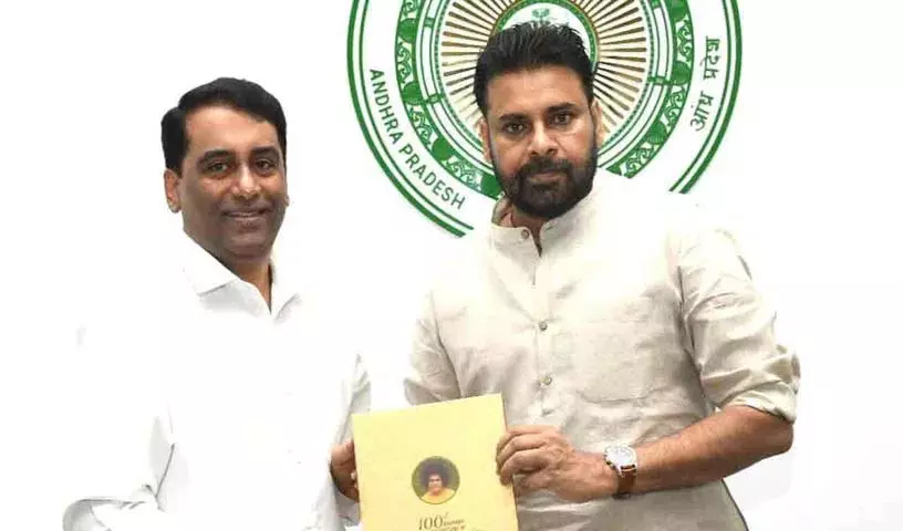 Pawan Kalyan ने पुट्टपर्थी की सड़कों के विकास के लिए 30 करोड़ रुपये दिए Pawan Kalyan ने पुट्टपर्थी की सड़कों के विकास के लिए 30 करोड़ रुपये दिए