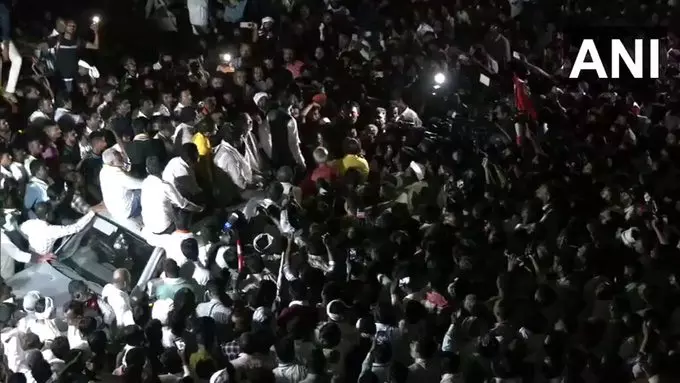बच्चू कडू के नेतृत्व में हजारों किसानों ने एनएच-44 किया जाम बच्चू कडू के नेतृत्व में हजारों किसानों ने एनएच-44 किया जाम