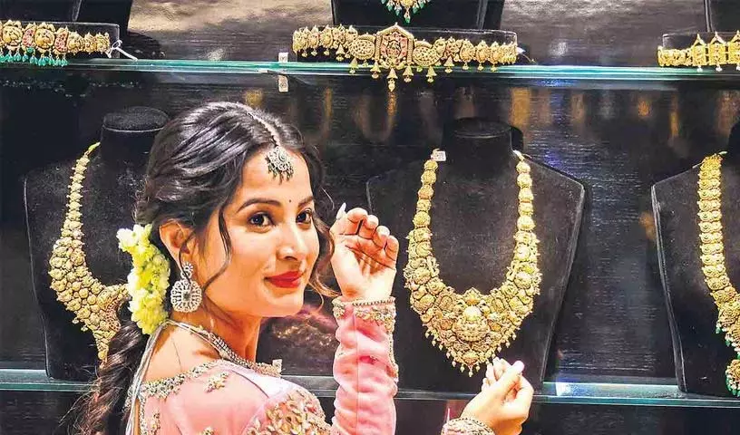 सोने-चांदी की कीमतों में एक दिन में भारी गिरावट आई.. पैमाने पर कितनी गिरावट आई..? सोने-चांदी की कीमतों में एक दिन में भारी गिरावट आई.. पैमाने पर कितनी गिरावट आई..?