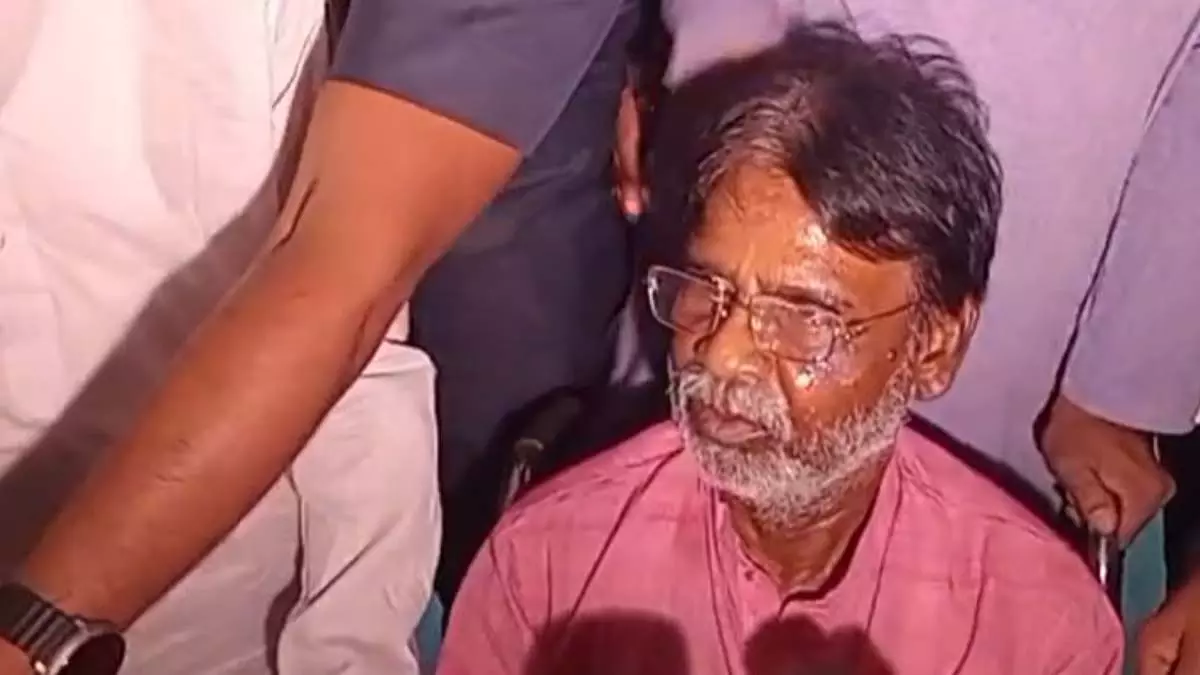 Khagen Murmu के शरीर में अभी भी कई समस्याएं हैं, उन्हें दिल्ली के एम्स ले जाया गया Khagen Murmu के शरीर में अभी भी कई समस्याएं हैं, उन्हें दिल्ली के एम्स ले जाया गया