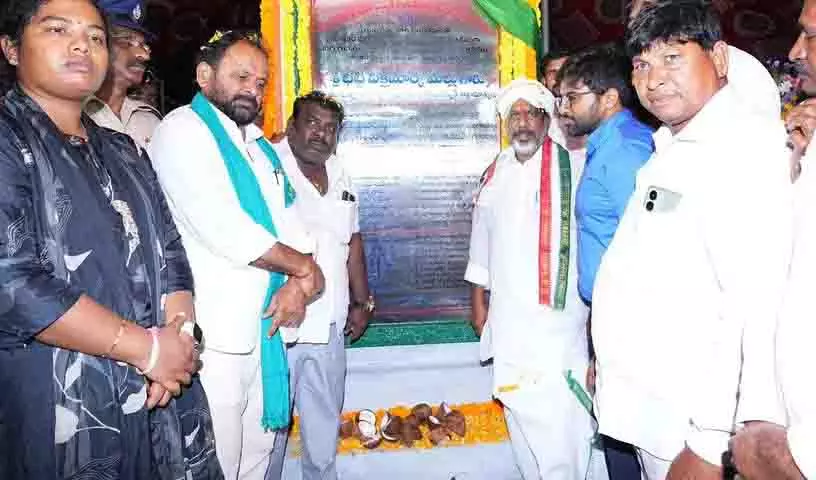 भट्टी ने खम्मम के मधिरा में भूमिगत बिजली आपूर्ति कार्य का शुभारंभ किया भट्टी ने खम्मम के मधिरा में भूमिगत बिजली आपूर्ति कार्य का शुभारंभ किया