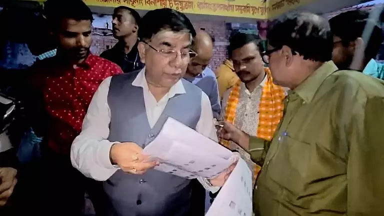 मतदाता सूची में फर्जी नाम, गांव में दिखे BJP के सुभाष सरकार मतदाता सूची में फर्जी नाम, गांव में दिखे BJP के सुभाष सरकार