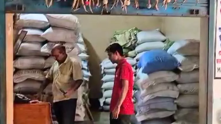 चोरों ने पैसे और बिरयानी चावल के पांच बैग चुराए चोरों ने पैसे और बिरयानी चावल के पांच बैग चुराए