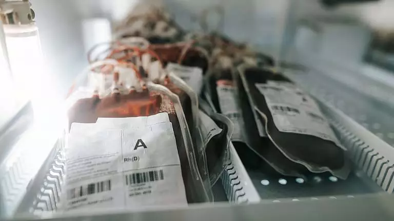सिर्फ़ 4 units रक्त उपलब्ध! अगर डोनर आए तो रक्त मिलेगा सिर्फ़ 4 units रक्त उपलब्ध! अगर डोनर आए तो रक्त मिलेगा