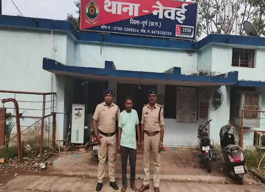 युवक ने कॉन्स्टेबल की बाइक में लगाई थी आग, आरोपी गिरफ्तार युवक ने कॉन्स्टेबल की बाइक में लगाई थी आग, आरोपी गिरफ्तार