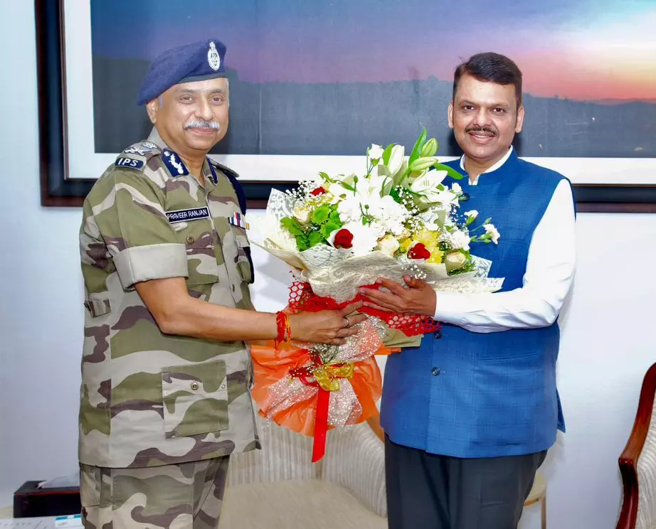 CISF प्रमुख प्रवीर रंजन ने CM देवेंद्र फडणवीस से की मुलाकात CISF प्रमुख प्रवीर रंजन ने CM देवेंद्र फडणवीस से की मुलाकात