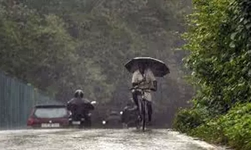 Kerala: भारी बारिश के चलते 6 जिलों में ऑरेंज अलर्ट, 2 की मौत Kerala: भारी बारिश के चलते 6 जिलों में ऑरेंज अलर्ट, 2 की मौत
