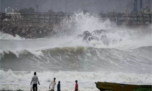 Andhra Pradesh :चक्रवात मोंथा का असर, कई जिलों में बारिश और तेज़ हवाएँ