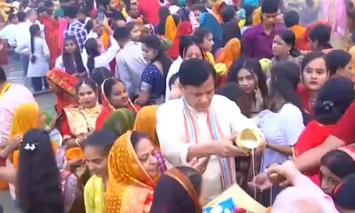 छठ पर उगते सूर्य को अर्घ्य देने के लिए घाटों पर उमड़े हजारों श्रद्धालु
