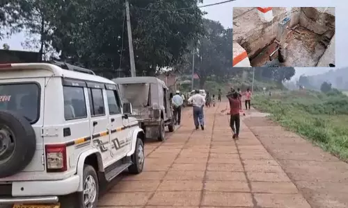 ठेकेदार और इंजीनियरों ने किया उलटा-पुलटा काम, सरकार को खरी-खुटी सुना रहे ग्रामीण ठेकेदार और इंजीनियरों ने किया उलटा-पुलटा काम, सरकार को खरी-खुटी सुना रहे ग्रामीण