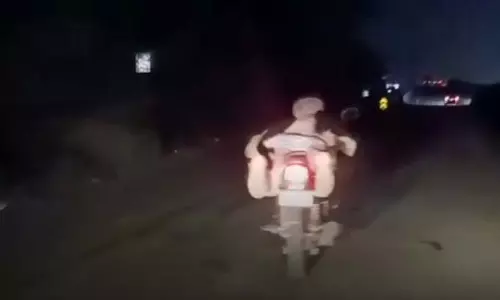 सीट में लेटकर स्टंटमैन ने दौड़ाई बाइक, गिरफ्तार करने निकली पुलिस