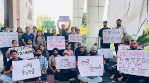 Ludhiana: पशु चिकित्सा विश्वविद्यालय के प्रशिक्षु नींबू पानी परोस रहे हैं और जूते चमका रहे