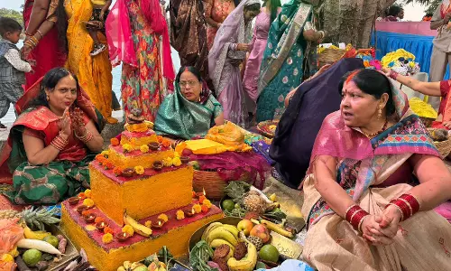 नरैया तालाब में 40 सालों से हो रही है छठ पूजा, व्रतियों ने डूबते फिर उगते सूर्य को दिया अर्घ्य नरैया तालाब में 40 सालों से हो रही है छठ पूजा, व्रतियों ने डूबते फिर उगते सूर्य को दिया अर्घ्य