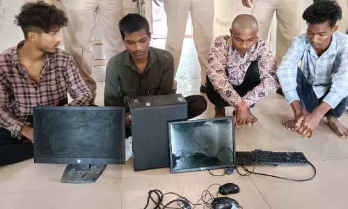 स्कूल में चोरी, चार शातिर पकड़े गए स्कूल में चोरी, चार शातिर पकड़े गए