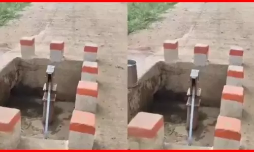 सड़क के बीच हैंडपंप दिखा, देख लोगों ने पकड़ा माथा सड़क के बीच हैंडपंप दिखा, देख लोगों ने पकड़ा माथा
