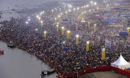 Bihar: उगते सूर्य को अर्घ्य देकर व्रतधारियों ने किया छठ महापर्व का समापन Bihar: उगते सूर्य को अर्घ्य देकर व्रतधारियों ने किया छठ महापर्व का समापन