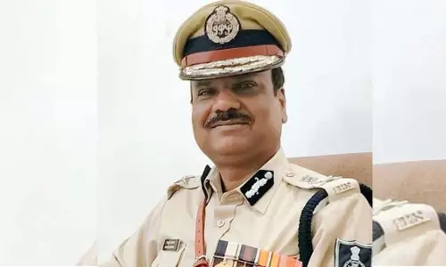 DGP ने शहडोल ज़िले में एक परिवार को आगज़नी से बचाने के लिए सब-इंस्पेक्टर की तारीफ़ की DGP ने शहडोल ज़िले में एक परिवार को आगज़नी से बचाने के लिए सब-इंस्पेक्टर की तारीफ़ की
