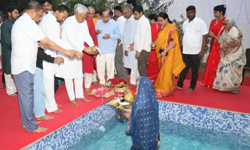 लोक आस्था के महापर्व का समापन, पटना में सीएम नीतीश ने दिए उषा अर्घ्य लोक आस्था के महापर्व का समापन, पटना में सीएम नीतीश ने दिए उषा अर्घ्य