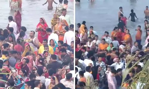 Mumbai : छठ महापर्व खत्म होने पर हजारों श्रद्धालु अर्घ्य देने के लिए शहर के बीचों पर उमड़े Mumbai : छठ महापर्व खत्म होने पर हजारों श्रद्धालु अर्घ्य देने के लिए शहर के बीचों पर उमड़े