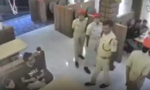 खाकी वर्दी का धौंस दिखाया: पुलिस अफसर को निलंबित किया गया, जानें पूरा मामला