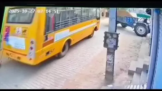 Bilaspur में ट्रैक्टर की टक्कर से स्कूल बस ने 6 साल की बच्ची को कुचल दिया Bilaspur में ट्रैक्टर की टक्कर से स्कूल बस ने 6 साल की बच्ची को कुचल दिया